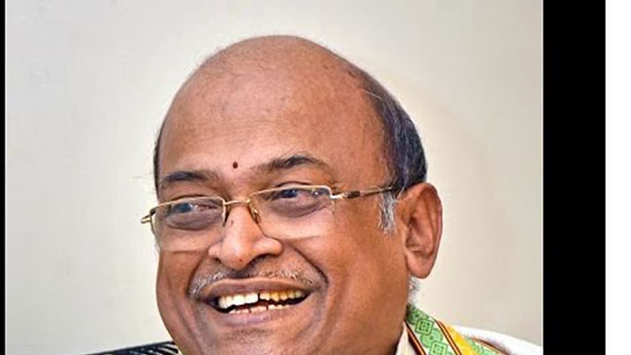 చిరంజీవిగారు... మీరు సెల్ఫీలు ఆపితే, నా ప్రసంగం మొదలెడతా : అలయ్ బలయ్‌లో గరికపాటి అసహనం