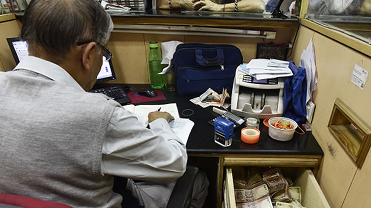 ಬ್ಯಾಂಕ್ನಿಂದ 6 ಕೋಟಿ ರೂ ಹಣ ತೆಗೆದು ಕೈಯಿಂದಲೇ ಏಣಿಸಿಕೊಡಲು ಸೂಚಿಸಿದ ಗ್ರಾಹಕ! ಬ್ಯಾಂಕ್ನಿಂದ 6 ಕೋಟಿ ರೂ ಹಣ ತೆಗೆದು ಕೈಯಿಂದಲೇ ಏಣಿಸಿಕೊಡಲು ಸೂಚಿಸಿದ ಗ್ರಾಹಕ!