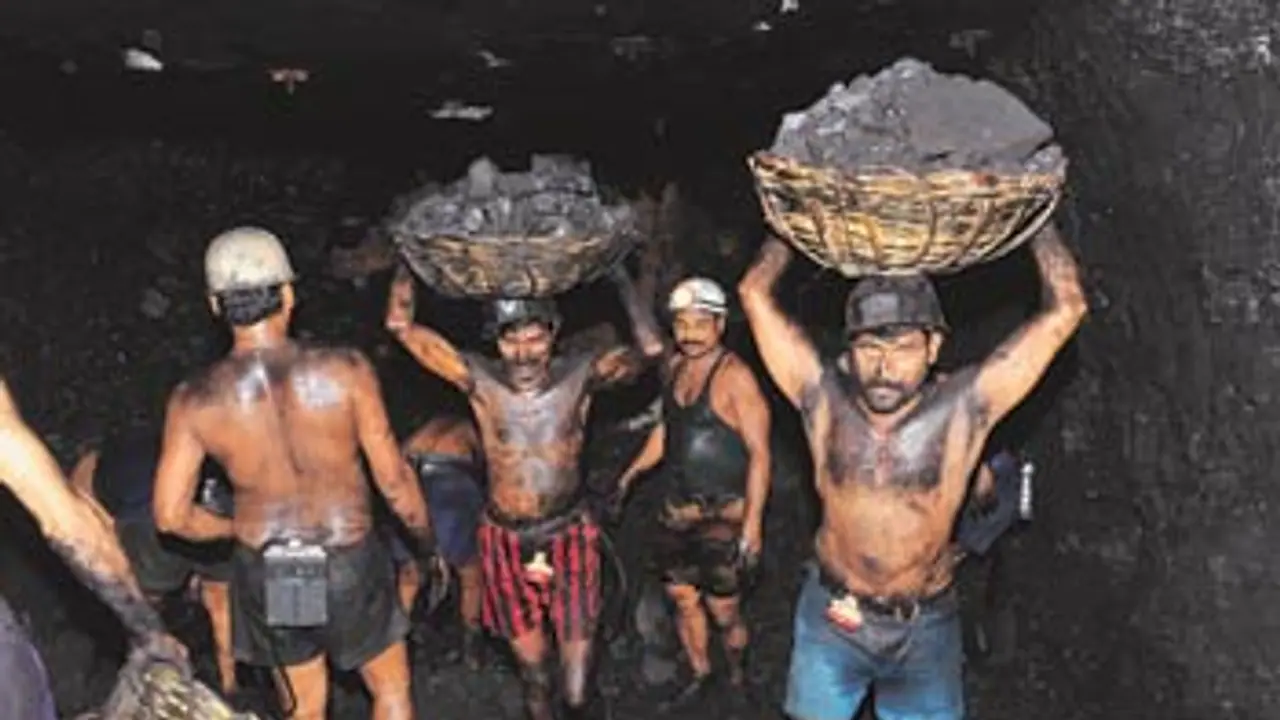 సింగరేణి యాజమాన్యానికి కార్మిక సంఘాల నోటీస్: ఈ నెల 15 నుండి సమ్మె