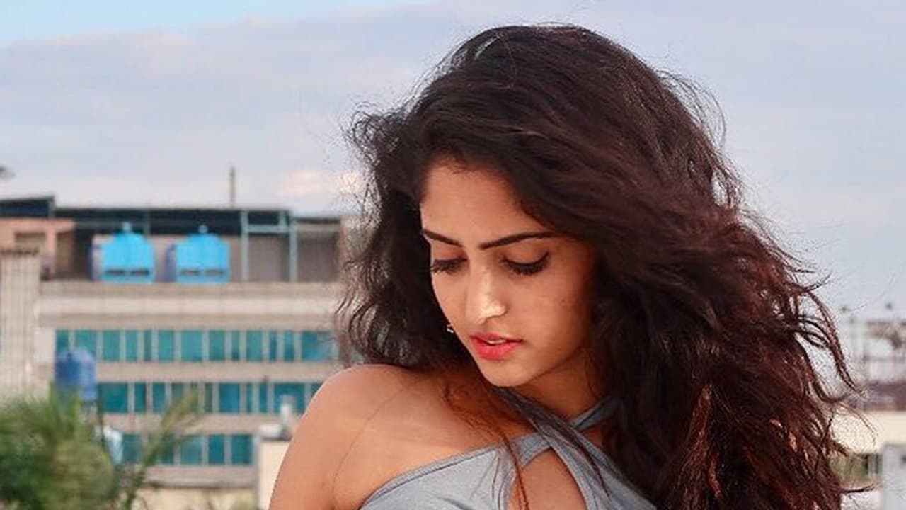 ಮಲಯಾಳಿ ನಟಿಗೆ ಪ್ರೀತ್ಸೆ ಪ್ರೀತ್ಸೆ ಎಂದು ದುಂಬಾಲು ಬಿದ್ದ ಬೆಂಗಳೂರು ಹುಡುಗ ಮಲಯಾಳಿ ನಟಿಗೆ ಪ್ರೀತ್ಸೆ ಪ್ರೀತ್ಸೆ ಎಂದು ದುಂಬಾಲು ಬಿದ್ದ ಬೆಂಗಳೂರು ಹುಡುಗ