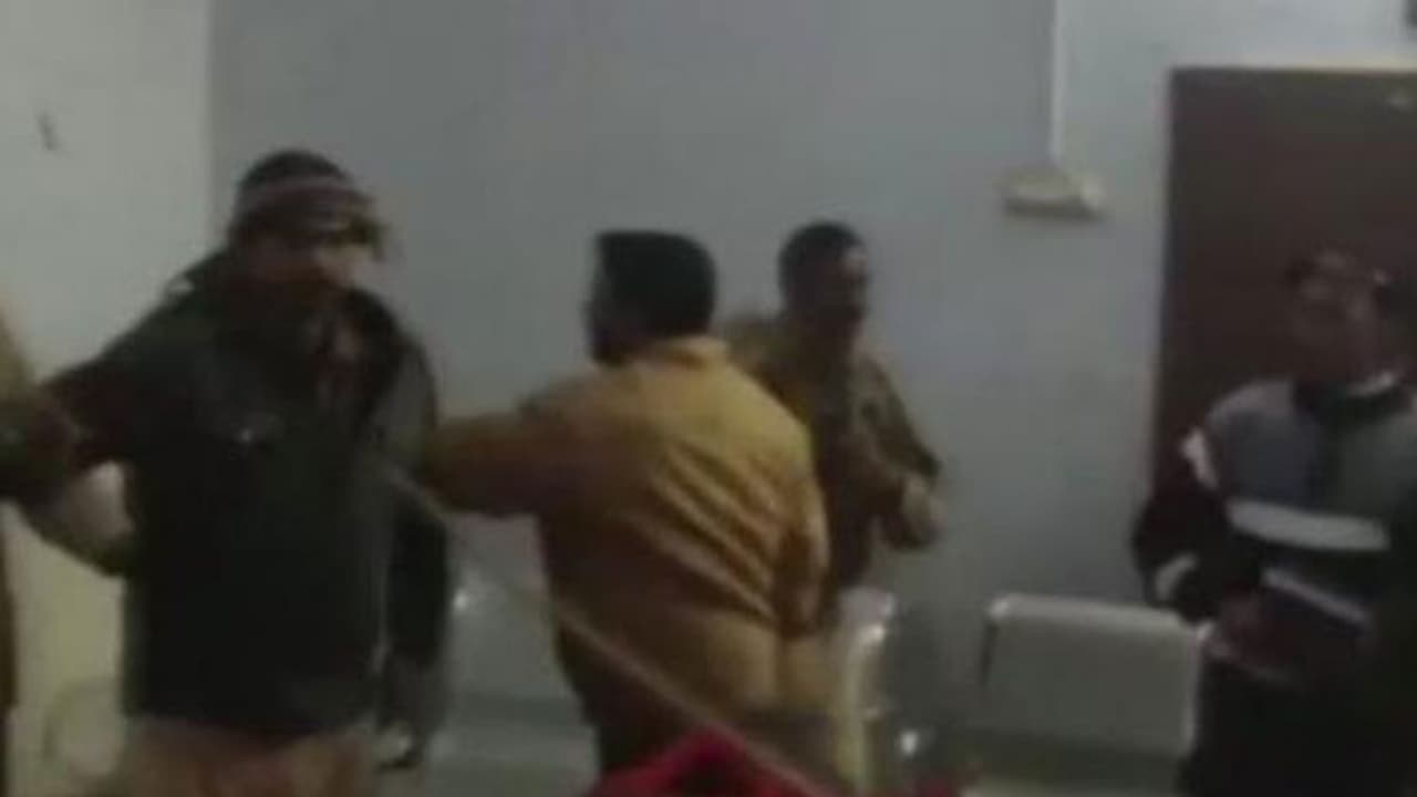 പാവങ്ങള്ക്കുള്ള പുതപ്പ് വിതരണം; ക്രെഡിറ്റിനെചൊല്ലി തമ്മിലടിച്ച് ബിജെപി നേതാക്കള് പാവങ്ങള്ക്കുള്ള പുതപ്പ് വിതരണം; ക്രെഡിറ്റിനെചൊല്ലി തമ്മിലടിച്ച് ബിജെപി നേതാക്കള്