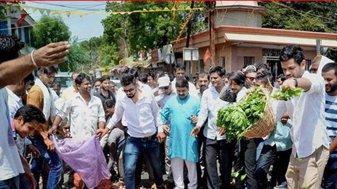 ರೈತರ ಮೇಲೆ ಪೊಲೀಸರ ಫೈರಿಂಗ್ : 6 ಸಾವು ರೈತರ ಮೇಲೆ ಪೊಲೀಸರ ಫೈರಿಂಗ್ : 6 ಸಾವು