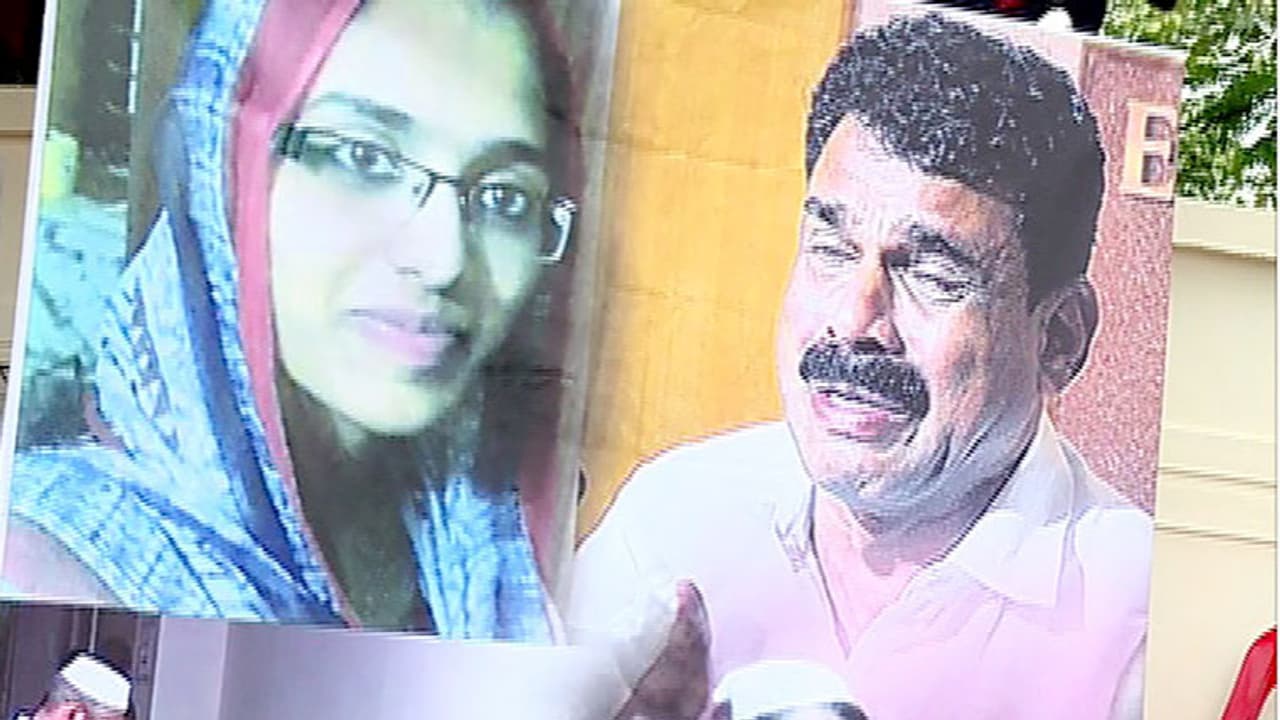 ഷംന തസ്നിമിന്റെ മരണം; നടപടി ആവശ്യപ്പെട്ട് യുവാക്കളുടെ ഉപവാസ സമരം ഷംന തസ്നിമിന്റെ മരണം; നടപടി ആവശ്യപ്പെട്ട് യുവാക്കളുടെ ഉപവാസ സമരം