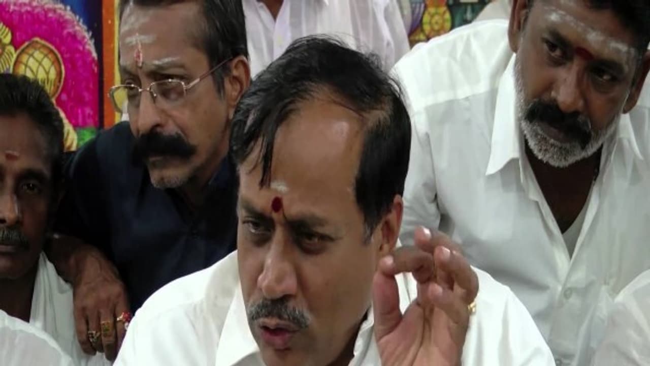 எங்களுக்கும் அதுக்கும் சம்பந்தம் இல்லை ; உப்பு தின்றவர் தண்ணீர் குடிக்கணும் நைசாக நழுவும் ஹெச்.ராஜா...! எங்களுக்கும் அதுக்கும் சம்பந்தம் இல்லை ; உப்பு தின்றவர் தண்ணீர் குடிக்கணும் நைசாக நழுவும் ஹெச்.ராஜா...!