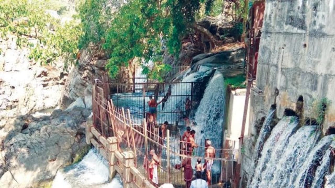 ஒகேனக்கல்லுக்கு நீர்வரத்து அதிகரித்துள்ளதால் சுற்றுலா பயணிகள் வருகையும் கூடியது; அருவியில் குளியல் மகிழ்ந்தனர்.... ஒகேனக்கல்லுக்கு நீர்வரத்து அதிகரித்துள்ளதால் சுற்றுலா பயணிகள் வருகையும் கூடியது; அருவியில் குளியல் மகிழ்ந்தனர்....