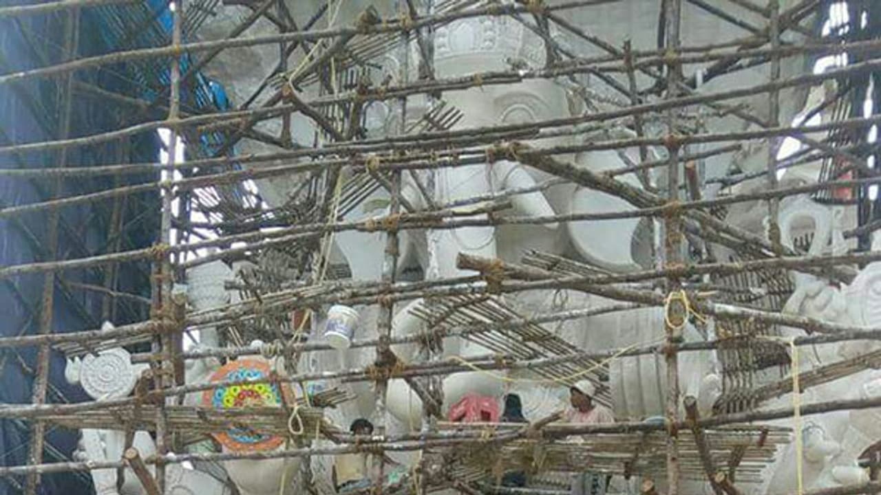 భారీ గణపతి ముస్తాబవుతుంది. భారీ గణపతి ముస్తాబవుతుంది.