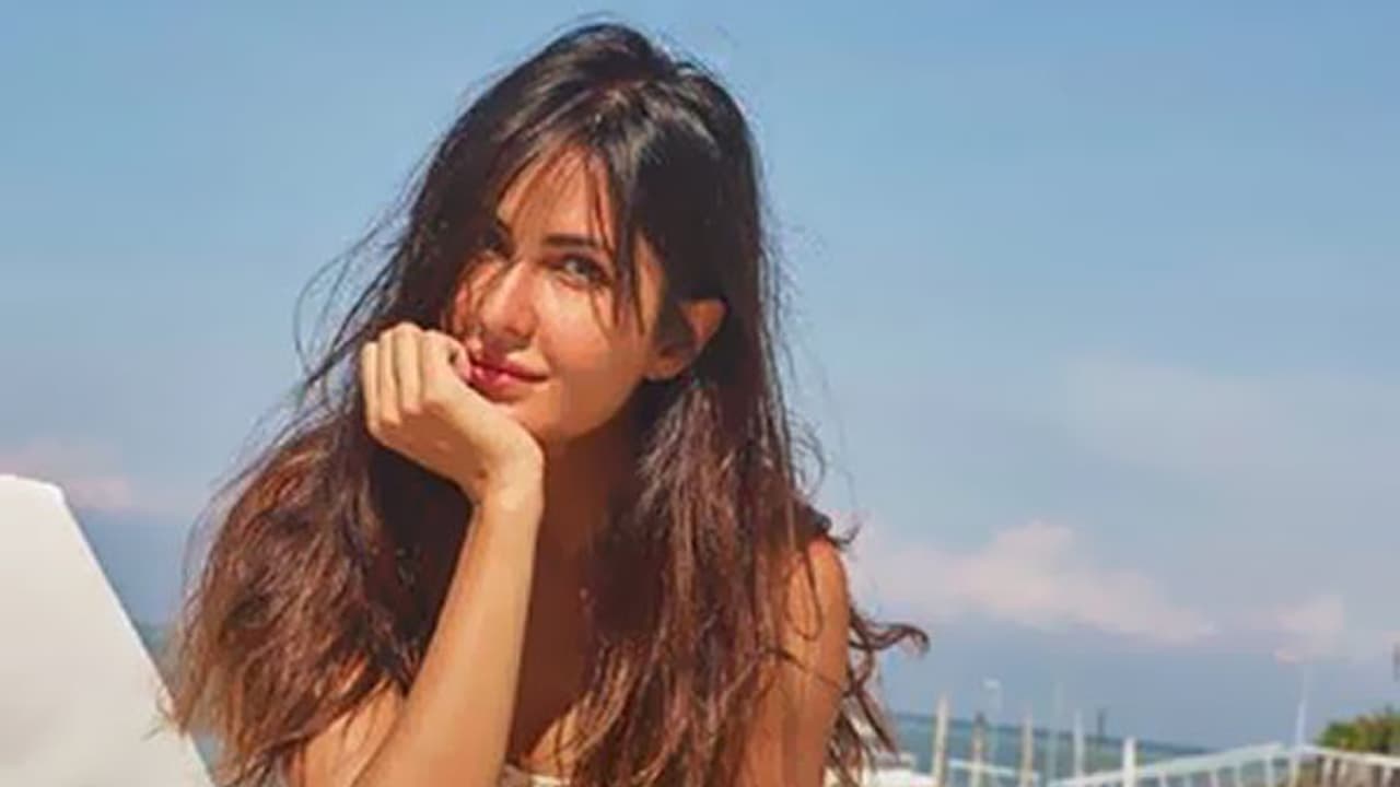 कैटरीना कैफ: इन्हें बॉलीवुड में अभी की सबसे सफल विदेशी ऐक्ट्रेस कहा जा सकता है। कैटरीना के हिस्से में नमस्ते लंदन, रेस, पार्टनर, न्यूयॉर्क और अजब प्रेम की गज़ब कहानी जैसी कई सफल फिल्में हैं। वह ब्रिटेन में पैदा हुई थीं। कैटरीना कैफ: इन्हें बॉलीवुड में अभी की सबसे सफल विदेशी ऐक्ट्रेस कहा जा सकता है। कैटरीना के हिस्से में नमस्ते लंदन, रेस, पार्टनर, न्यूयॉर्क और अजब प्रेम की गज़ब कहानी जैसी कई सफल फिल्में हैं। वह ब्रिटेन में पैदा हुई थीं।