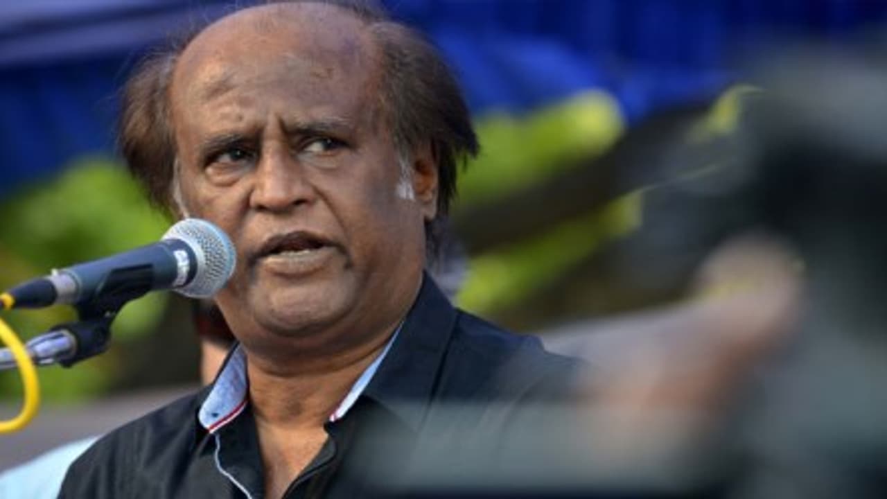 ரஜினியின் பின் தலைமுடி ஆடுவது ஏன்? பொங்கும் ரசிகனின் பொசுங்கல் கமெண்ட்... ரஜினியின் பின் தலைமுடி ஆடுவது ஏன்? பொங்கும் ரசிகனின் பொசுங்கல் கமெண்ட்...