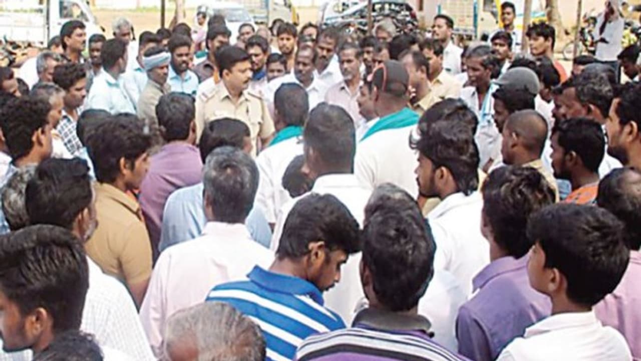 மாட்டு வண்டி மணல் குவாரி திறக்க வேண்டும் பத்துக்கும் மேற்பட்ட கிராம மக்கள் தாசில்தாரிடம் கோரிக்கை... மாட்டு வண்டி மணல் குவாரி திறக்க வேண்டும் பத்துக்கும் மேற்பட்ட கிராம மக்கள் தாசில்தாரிடம் கோரிக்கை...