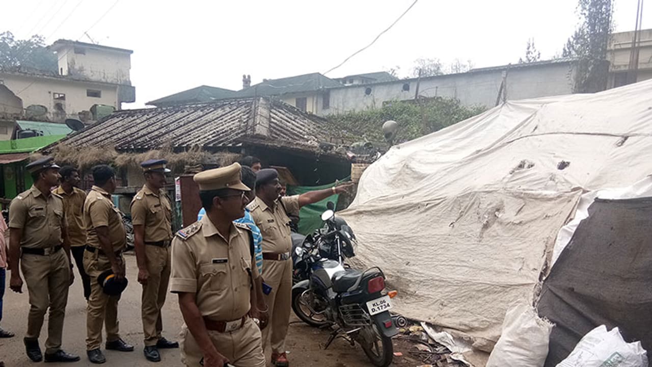 കൈയേറ്റം ഒഴിപ്പിക്കുന്നതിനെതിരെ പ്രതിഷേധവുമായി മൂന്നാറിലെ കടയുടമകള് കൈയേറ്റം ഒഴിപ്പിക്കുന്നതിനെതിരെ പ്രതിഷേധവുമായി മൂന്നാറിലെ കടയുടമകള്