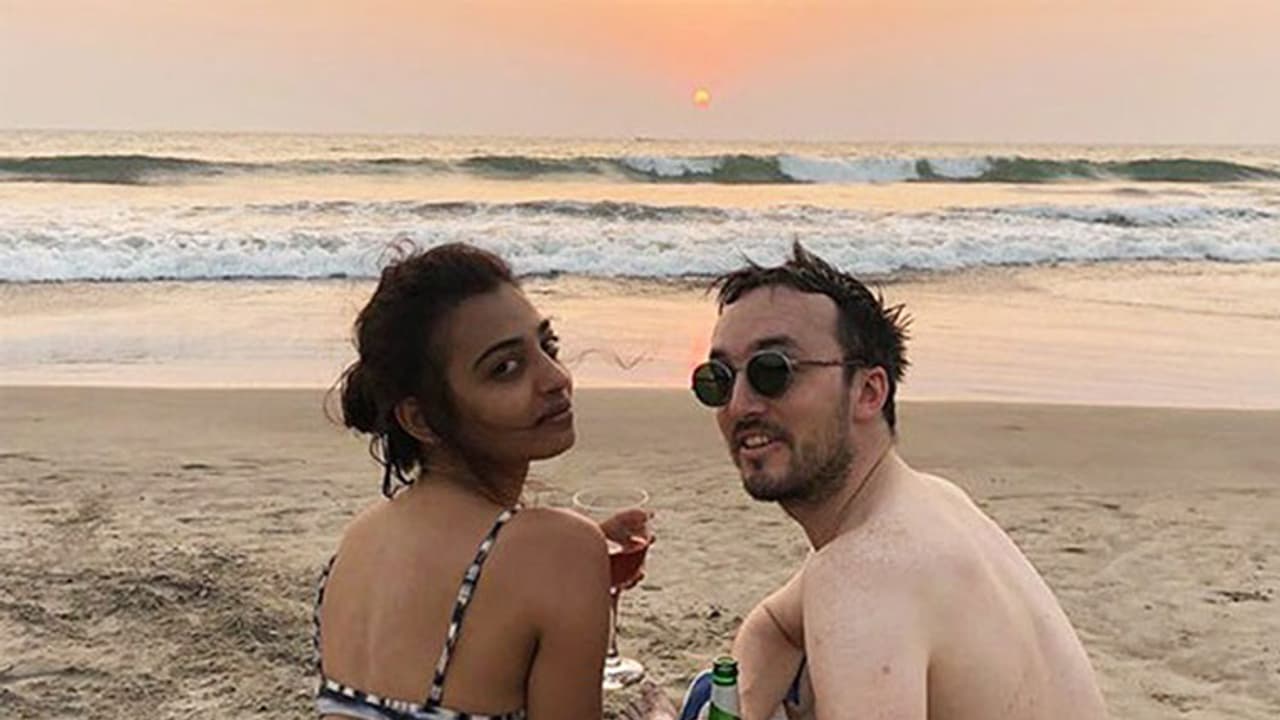 ബിക്കിനിയല്ലാതെ സാരിയുടുക്കണോ ട്രോളര്മാര്ക്ക് മറുപടിയുമായി രാധിക ബിക്കിനിയല്ലാതെ സാരിയുടുക്കണോ ട്രോളര്മാര്ക്ക് മറുപടിയുമായി രാധിക