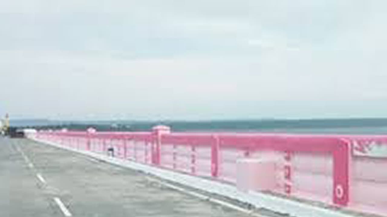 ఆ అధికారులు నీళ్లకూ రంగులేస్తారేమో ? ఆ అధికారులు నీళ్లకూ రంగులేస్తారేమో ?