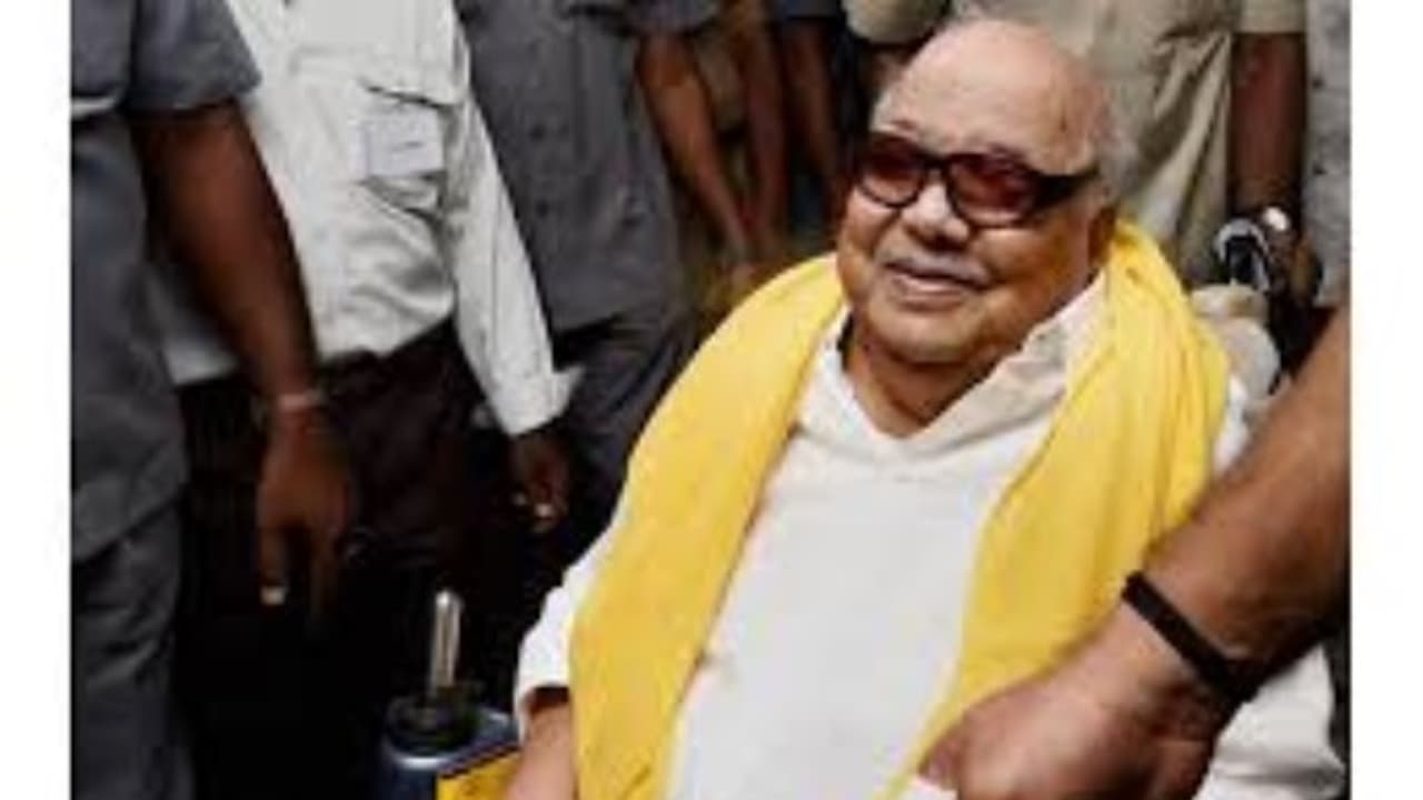 பேரன் மகனிடம் கொஞ்சிப் பேசிப் பழகும் திமுக தலைவர் !! பேரன் மகனிடம் கொஞ்சிப் பேசிப் பழகும் திமுக தலைவர் !!