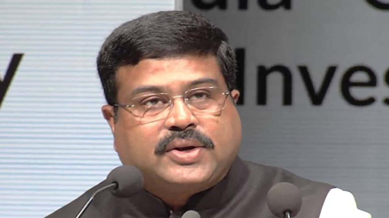 சீதா நாட்டில், ராவணன் நாட்டில் குறையும் பெட்ரோல் டீசால், ஏன் ராமன் நாட்டில் மட்டும் உயருகிறது.. சமாஜ்வாடி MP. சீதா நாட்டில், ராவணன் நாட்டில் குறையும் பெட்ரோல் டீசால், ஏன் ராமன் நாட்டில் மட்டும் உயருகிறது.. சமாஜ்வாடி MP.