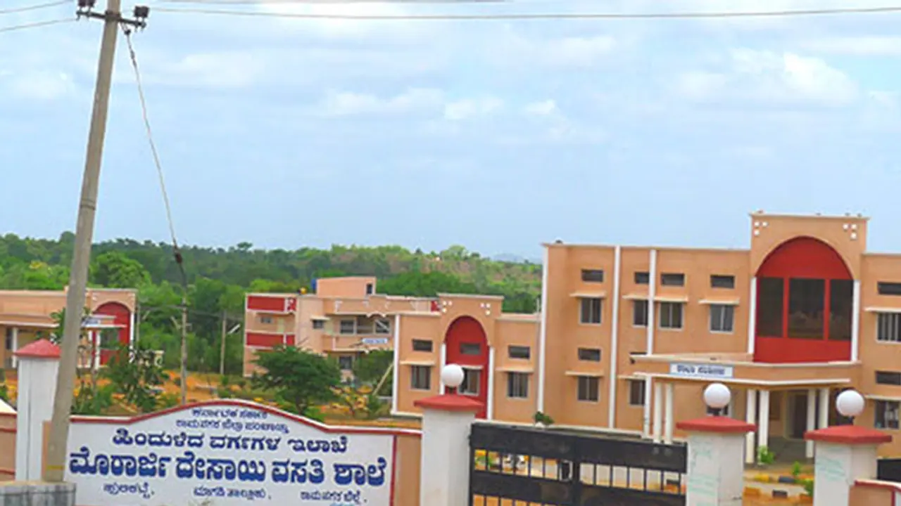 ವಸತಿ ಶಾಲೆ ಪ್ರವೇಶ, ಕೆಇಎನಿಂದ ಪಟ್ಟಿ ಬಿಡುಗಡೆ ವಿಳಂಬ: ಪೋಷಕರ ಪರದಾಟ ವಸತಿ ಶಾಲೆ ಪ್ರವೇಶ, ಕೆಇಎನಿಂದ ಪಟ್ಟಿ ಬಿಡುಗಡೆ ವಿಳಂಬ: ಪೋಷಕರ ಪರದಾಟ