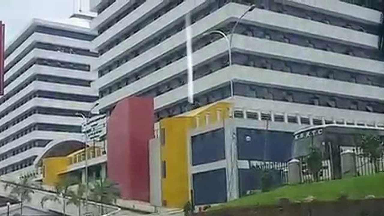 കോഴിക്കോട്ടെ കെഎസ്ആര്ടിസി കോപ്ളക് കൈമാറ്റത്തിന് സ്റ്റേ കോഴിക്കോട്ടെ കെഎസ്ആര്ടിസി കോപ്ളക് കൈമാറ്റത്തിന് സ്റ്റേ