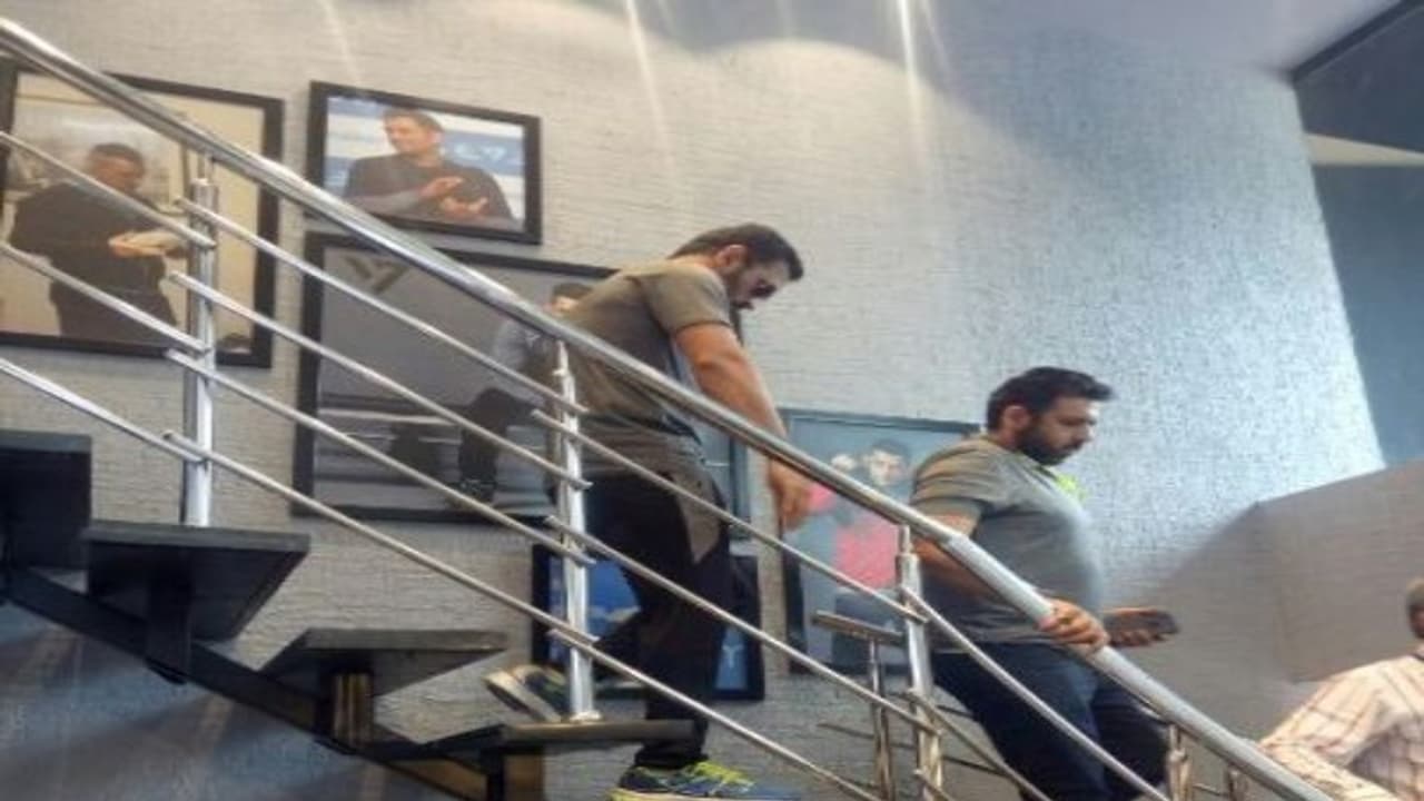 தோனி வெளியிட்ட வீடியோ..! ரசிகர்கள் அதிர்ச்சி...! தோனி வெளியிட்ட வீடியோ..! ரசிகர்கள் அதிர்ச்சி...!