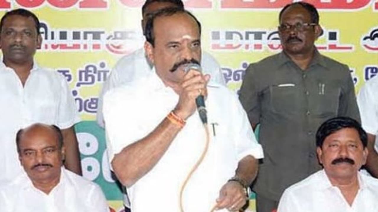 "மக்கள் எதிர்த்தால் மாட்டிறைச்சி தடை சட்டத்தை தமிழக அரசு ஏற்காது பொடி வைத்து பேசும் கடம்பூர் ராஜு "மக்கள் எதிர்த்தால் மாட்டிறைச்சி தடை சட்டத்தை தமிழக அரசு ஏற்காது பொடி வைத்து பேசும் கடம்பூர் ராஜு