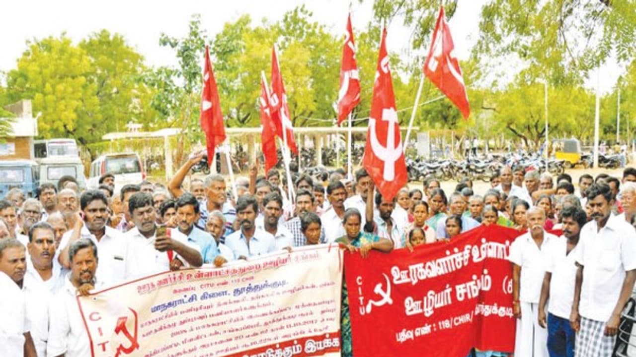 தூத்துக்குடி ஆட்சியர் அலுவலகத்தில் உள்ளாட்சித்துறை ஊழியர் சங்கத்தினர் மனு கொடுக்கும் போராட்டம்... தூத்துக்குடி ஆட்சியர் அலுவலகத்தில் உள்ளாட்சித்துறை ஊழியர் சங்கத்தினர் மனு கொடுக்கும் போராட்டம்...