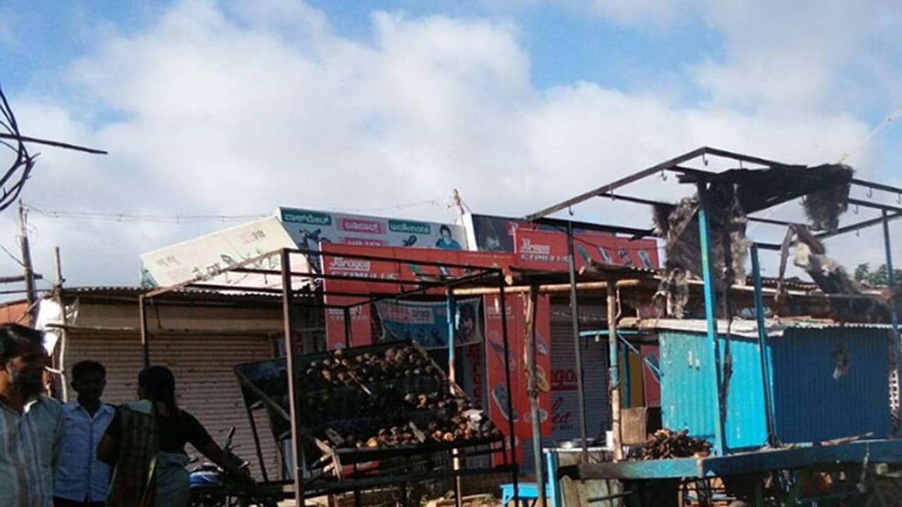 ಕೊಪ್ಪಳದಲ್ಲಿ ಹಣ್ಣಿನಂಗಡಿಗೆ ಬೆಂಕಿ ಕೊಪ್ಪಳದಲ್ಲಿ ಹಣ್ಣಿನಂಗಡಿಗೆ ಬೆಂಕಿ