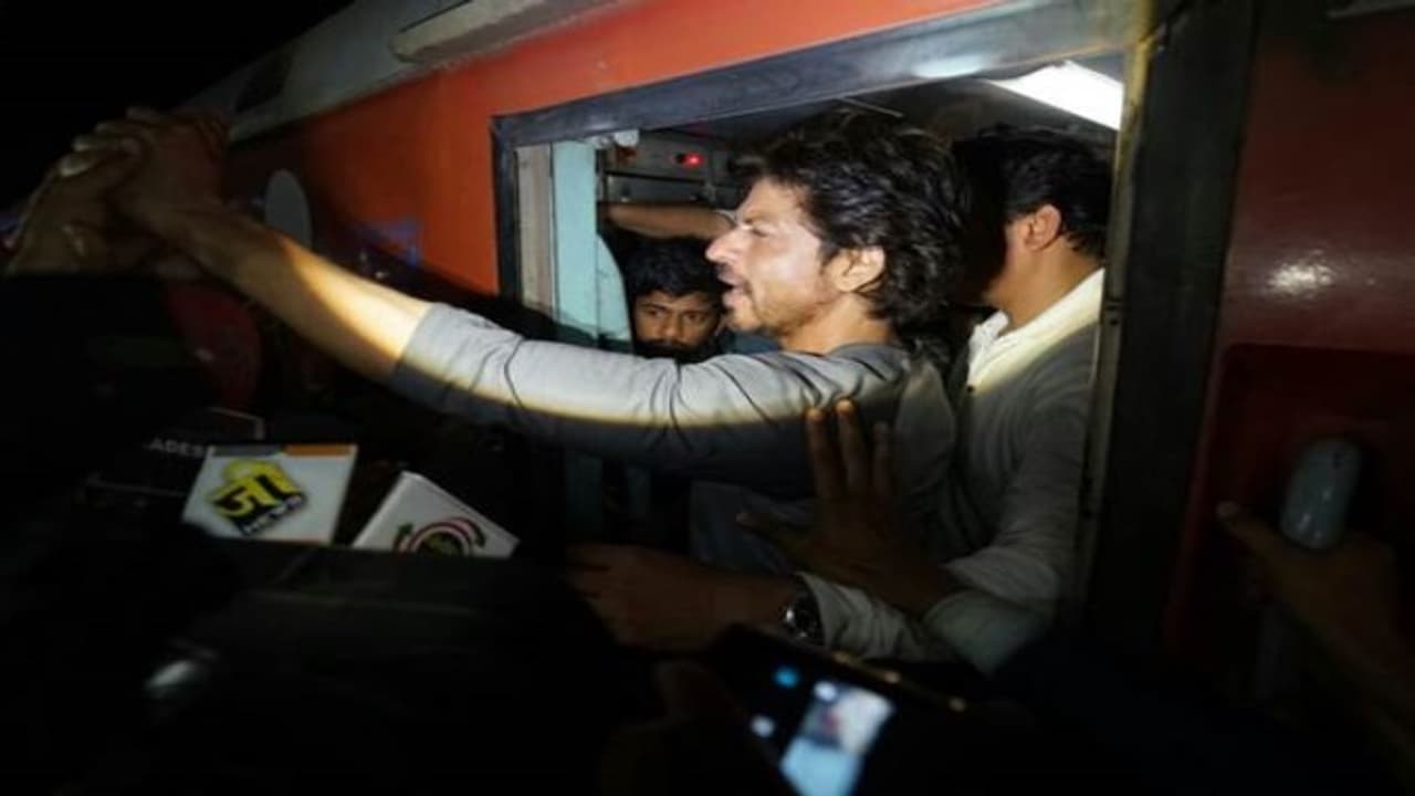 ஷாருக்கானை பார்க்க வந்த ரசிகர் நசுங்கி பலி ரயில் பயணத்தால் விபரீதம் ஷாருக்கானை பார்க்க வந்த ரசிகர் நசுங்கி பலி ரயில் பயணத்தால் விபரீதம்