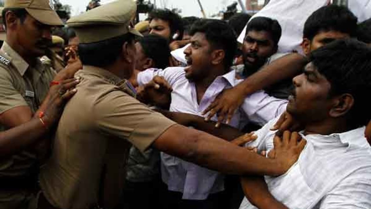 நீட்டுக்கு எதிர்ப்பு 3 பெண்கள் உட்பட 23 பேர் மீது வழக்கு பதிவு... நீட்டுக்கு எதிர்ப்பு 3 பெண்கள் உட்பட 23 பேர் மீது வழக்கு பதிவு...