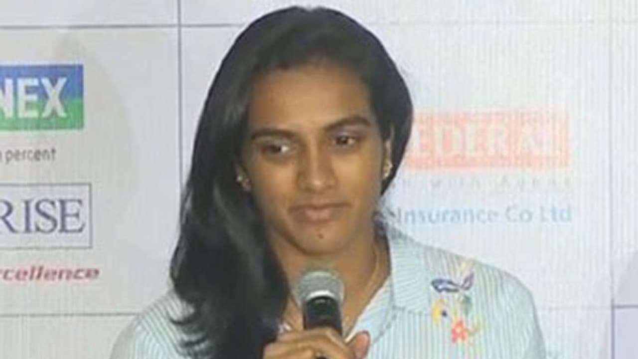 కోచ్ వివాదం పై నోరు విప్పని పి.వి సింధు... కోచ్ వివాదం పై నోరు విప్పని పి.వి సింధు...