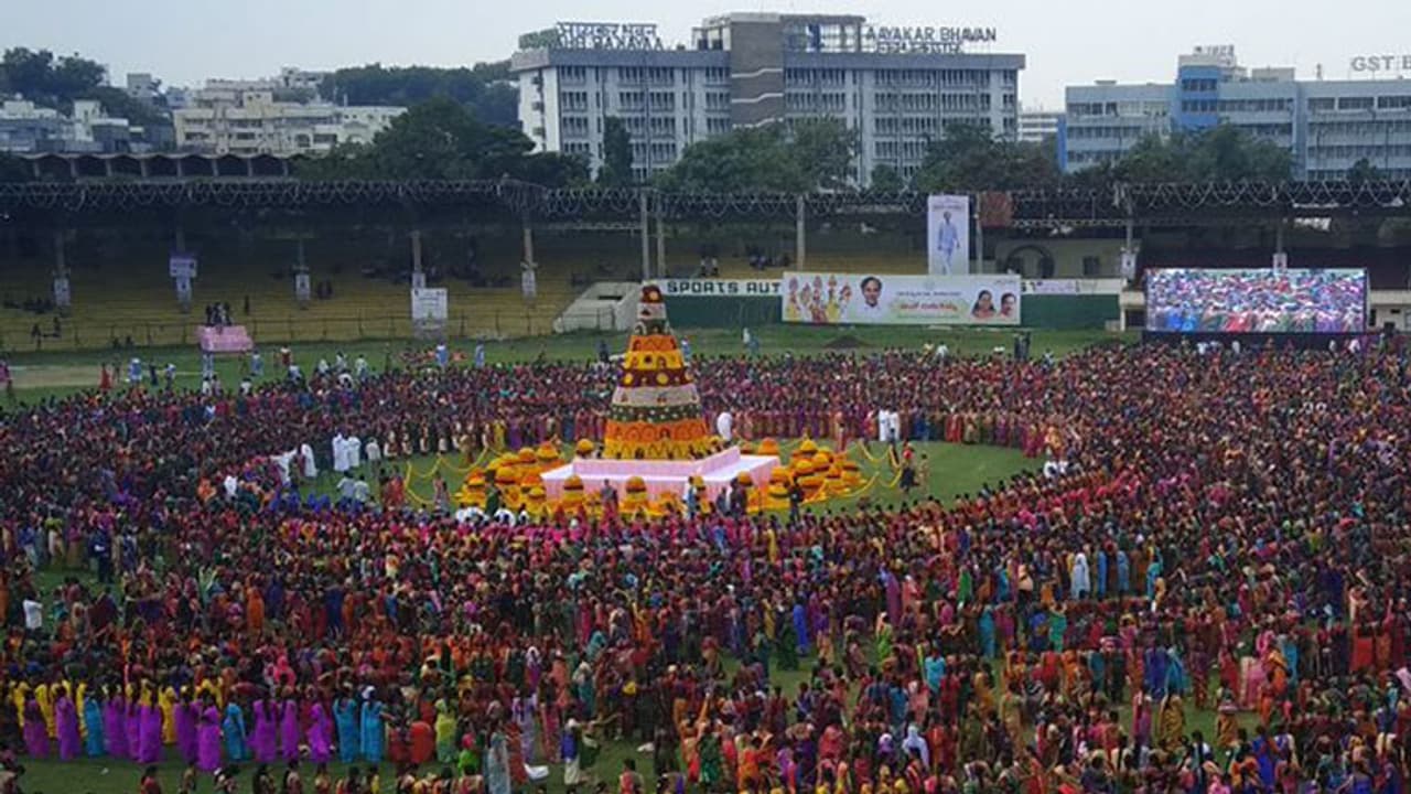 మహా బతుకమ్మ కార్యక్రమంలో పాల్గొన్న ఎంపి కవిత (వీడియో) మహా బతుకమ్మ కార్యక్రమంలో పాల్గొన్న ఎంపి కవిత (వీడియో)