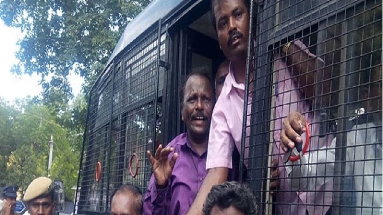 நெல்லையில் ஆர்ப்பாட்டம்; செய்தியாளர்கள் கைது செய்யப்பட்டதற்கு வைகோ கண்டனம் நெல்லையில் ஆர்ப்பாட்டம்; செய்தியாளர்கள் கைது செய்யப்பட்டதற்கு வைகோ கண்டனம்