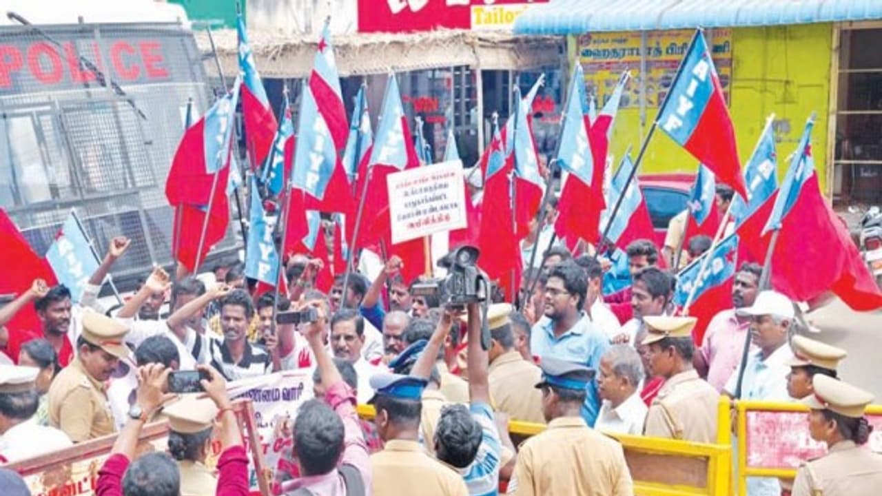 தமிழகத்தை பாலைவனமாக்கும் திட்டங்களை கைவிட வலியுறுத்தி போராடிய 40 பேர் கைது... தமிழகத்தை பாலைவனமாக்கும் திட்டங்களை கைவிட வலியுறுத்தி போராடிய 40 பேர் கைது...