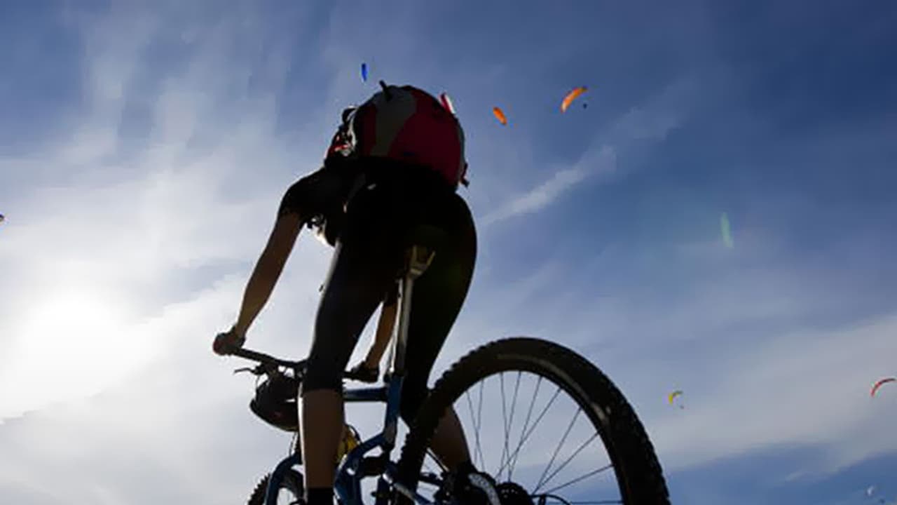 ஹெல்மெட் இல்லாம ஏன் வந்த..? சைக்கிளில் சென்ற பள்ளி மாணவனிடம் கறார் காட்டிய காவலர்!! ஹெல்மெட் இல்லாம ஏன் வந்த..? சைக்கிளில் சென்ற பள்ளி மாணவனிடம் கறார் காட்டிய காவலர்!!