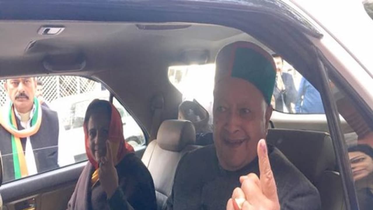 இமாச்சலப்பிரதேச சட்டசபைத் தேர்தலில் 74 % வாக்குப்பதிவு நாட்டின் முதல், மூத்த வாக்காளர் வாக்களித்தார் இமாச்சலப்பிரதேச சட்டசபைத் தேர்தலில் 74 % வாக்குப்பதிவு நாட்டின் முதல், மூத்த வாக்காளர் வாக்களித்தார்