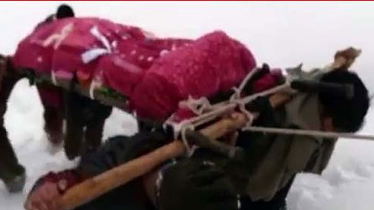 50 ಕಿಲೋ ಮೀಟರ್ ಶವವನ್ನು ಹೊತ್ತು ಸಾಗಿದ್ದ ಯೋಧ : ಇದು ಪ್ರತಿಯೊಬ್ಬರ ಕರಳು ಹಿಂಡುವ ಸ್ಟೋರಿ 50 ಕಿಲೋ ಮೀಟರ್ ಶವವನ್ನು ಹೊತ್ತು ಸಾಗಿದ್ದ ಯೋಧ : ಇದು ಪ್ರತಿಯೊಬ್ಬರ ಕರಳು ಹಿಂಡುವ ಸ್ಟೋರಿ