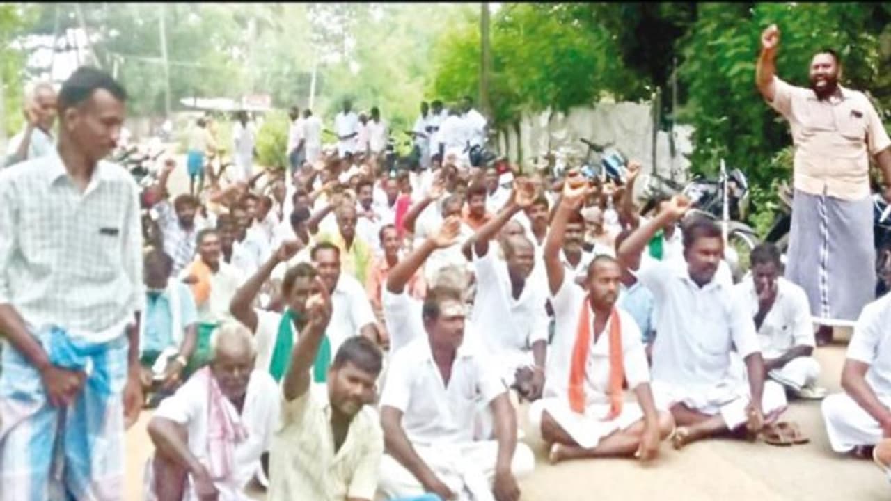 பயிர்க்காப்பீட்டுத் தொகையை கேட்டு விவசாயிகள் கூட்டுறவு வங்கிக்கு பூட்டுபோட்டு சாலை மறியல்... பயிர்க்காப்பீட்டுத் தொகையை கேட்டு விவசாயிகள் கூட்டுறவு வங்கிக்கு பூட்டுபோட்டு சாலை மறியல்...