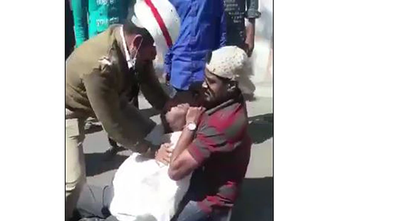 ರಸ್ತೆಯಲ್ಲಿಯೇ ಹಾರ್ಟ್ ಅಟ್ಯಾಕ್, ಸಿಪಿಆರ್ ಮಾಡಿ ಜೀವ ಉಳಿಸಿದ ಹೋಂ ಗಾರ್ಡ್ ರಸ್ತೆಯಲ್ಲಿಯೇ ಹಾರ್ಟ್ ಅಟ್ಯಾಕ್, ಸಿಪಿಆರ್ ಮಾಡಿ ಜೀವ ಉಳಿಸಿದ ಹೋಂ ಗಾರ್ಡ್