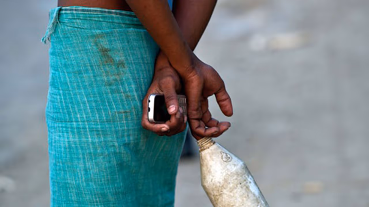 ಇನ್ನು ಕಂಡ್ ಕಂಡಲ್ಲಿ ಉಗಿದರೆ, ಬಹಿರ್ದೆಸೆ ಮಾಡಿದರೆ ದಂಡ ಕಟ್ಟಬೇಕು, ಹುಷಾರ್! ಇನ್ನು ಕಂಡ್ ಕಂಡಲ್ಲಿ ಉಗಿದರೆ, ಬಹಿರ್ದೆಸೆ ಮಾಡಿದರೆ ದಂಡ ಕಟ್ಟಬೇಕು, ಹುಷಾರ್!