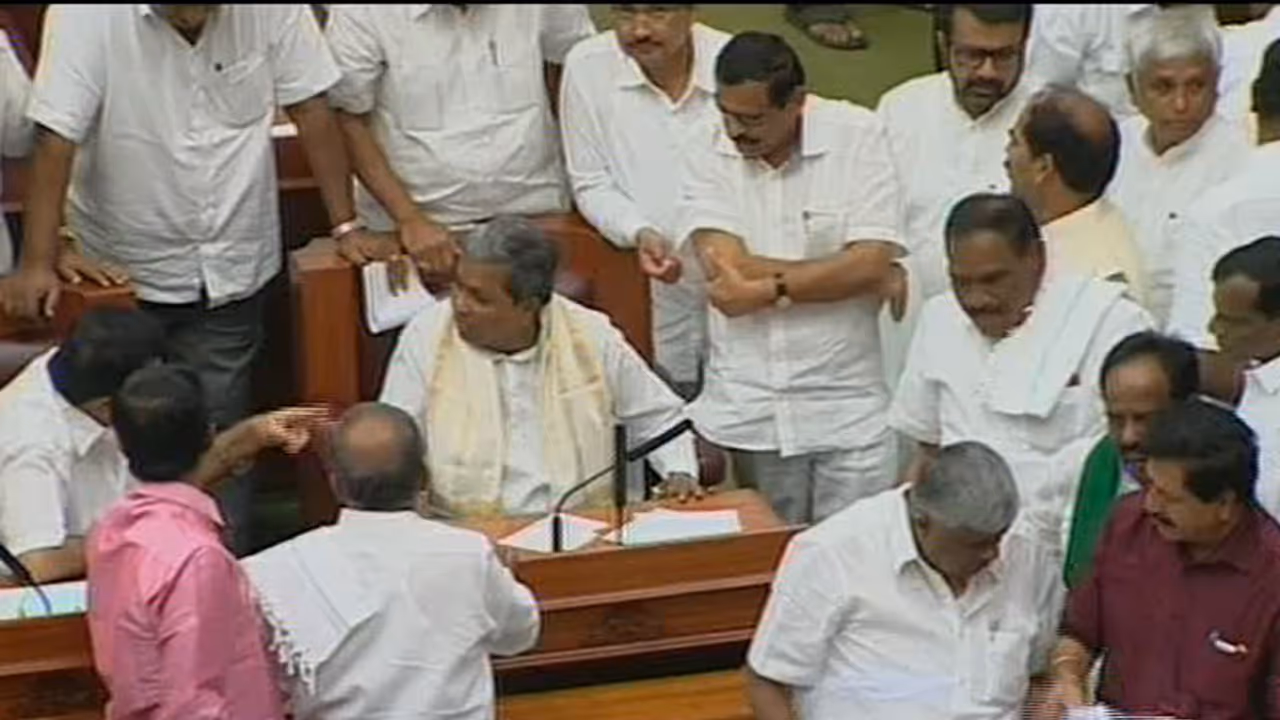 ಬಳಕೆಯೂ ಮಾಡಲ್ಲ.. ರೈತರಿಗೂ ಪರಿಹಾರ ನೀಡಲ್ಲ..: ಪರಿಹಾರಕ್ಕೆ ಮೀಸಲಿಟ್ಟ ಹಣ ವಾಪಸ್ ಕಳುಹಿಸಿದ ಸರ್ಕಾರ ಬಳಕೆಯೂ ಮಾಡಲ್ಲ.. ರೈತರಿಗೂ ಪರಿಹಾರ ನೀಡಲ್ಲ..: ಪರಿಹಾರಕ್ಕೆ ಮೀಸಲಿಟ್ಟ ಹಣ ವಾಪಸ್ ಕಳುಹಿಸಿದ ಸರ್ಕಾರ