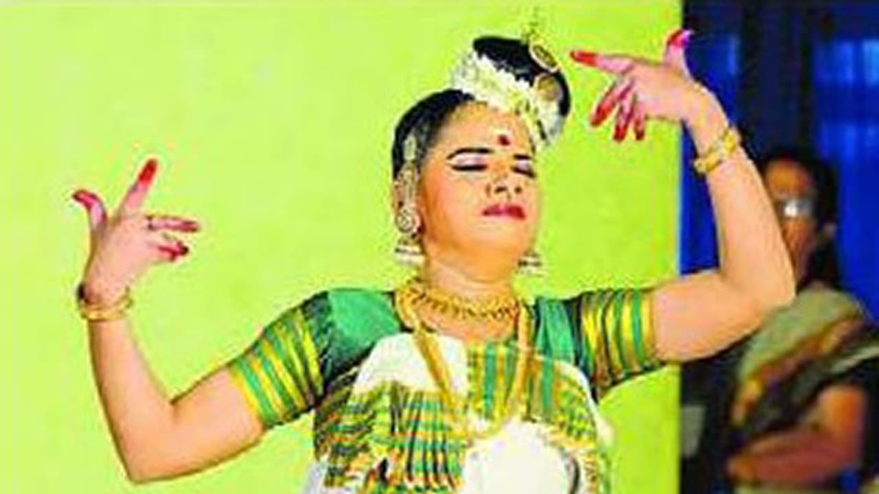 സംഗീതം നിലച്ചിട്ടും പതറാതെ സ്നേഹ, ഒപ്പം കൈയ്യടിയുമായി സദസും സംഗീതം നിലച്ചിട്ടും പതറാതെ സ്നേഹ, ഒപ്പം കൈയ്യടിയുമായി സദസും