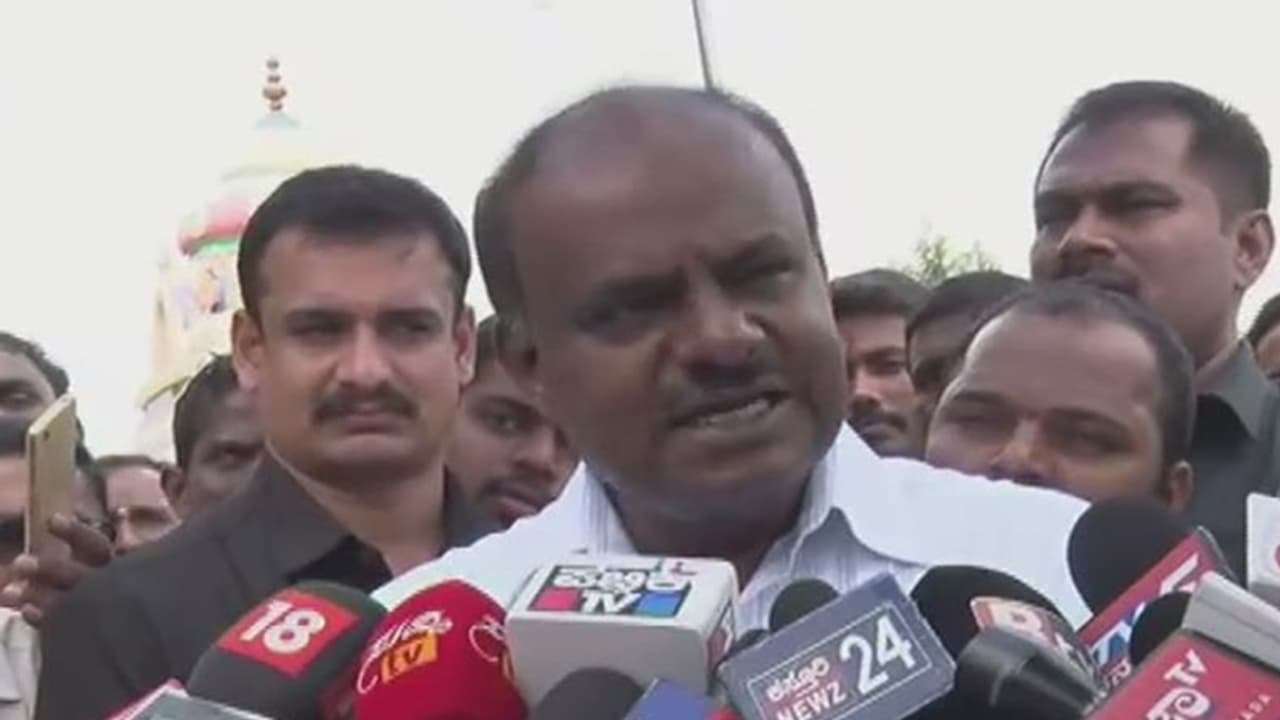 ಟಿಕೆಟ್'ಗಾಗಿ ಗೌಡರ ಕುಟುಂಬದ ಮಧ್ಯೆ ಫೈಟ್; ಗೌಡರನ್ನೇ ಕೇಳಿ ಎಂದ್ರು ಎಚ್'ಡಿಕೆ ಟಿಕೆಟ್'ಗಾಗಿ ಗೌಡರ ಕುಟುಂಬದ ಮಧ್ಯೆ ಫೈಟ್; ಗೌಡರನ್ನೇ ಕೇಳಿ ಎಂದ್ರು ಎಚ್'ಡಿಕೆ