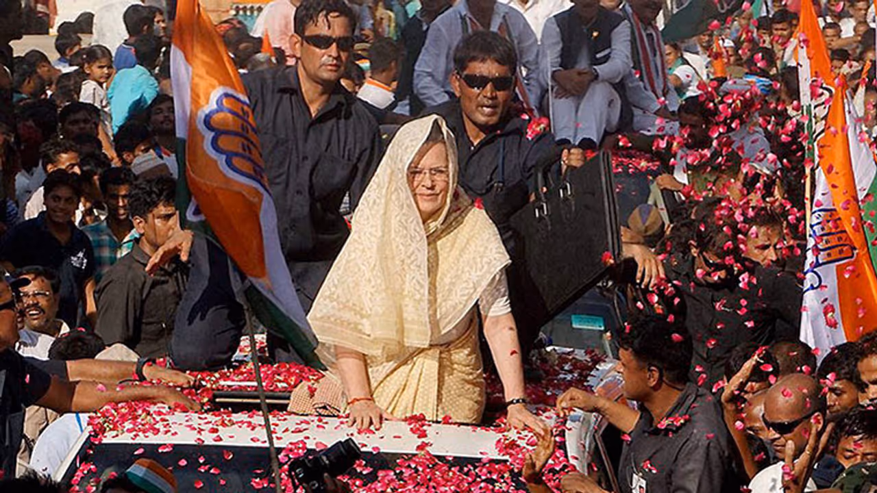 Sonia Gandhi halts speech, covers head during Azaan Sonia Gandhi halts speech, covers head during Azaan