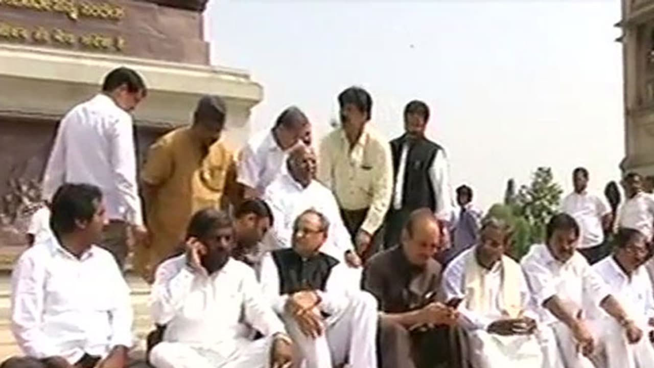 കര്ണാടക വിധാന് സഭയ്ക്ക് മുന്നില് പ്രതിഷേധ സമരവുമായി കോണ്ഗ്രസ് എംഎല്എമാര് കര്ണാടക വിധാന് സഭയ്ക്ക് മുന്നില് പ്രതിഷേധ സമരവുമായി കോണ്ഗ്രസ് എംഎല്എമാര്