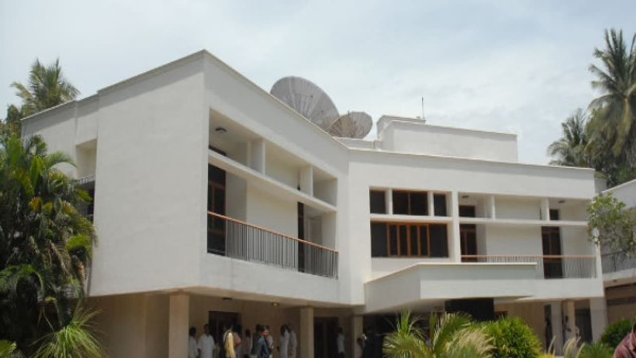 சபாஷ்..! தினகரன் மற்றும் சசிகலா ஆதரவாளர்கள் அதிரடி வெளியேற்றம் வெறிச்சோடியது போயஸ் கார்டன்..! சபாஷ்..! தினகரன் மற்றும் சசிகலா ஆதரவாளர்கள் அதிரடி வெளியேற்றம் வெறிச்சோடியது போயஸ் கார்டன்..!