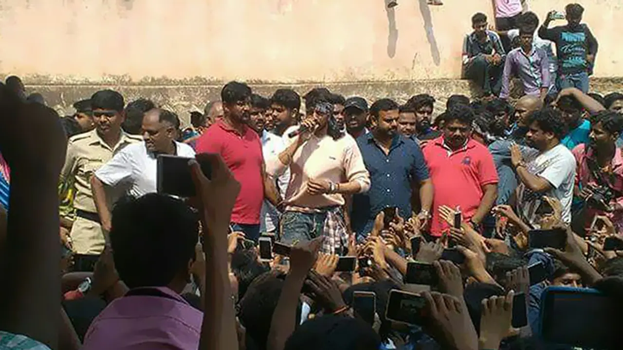 Fan hugs Sudeep and dies moments later
