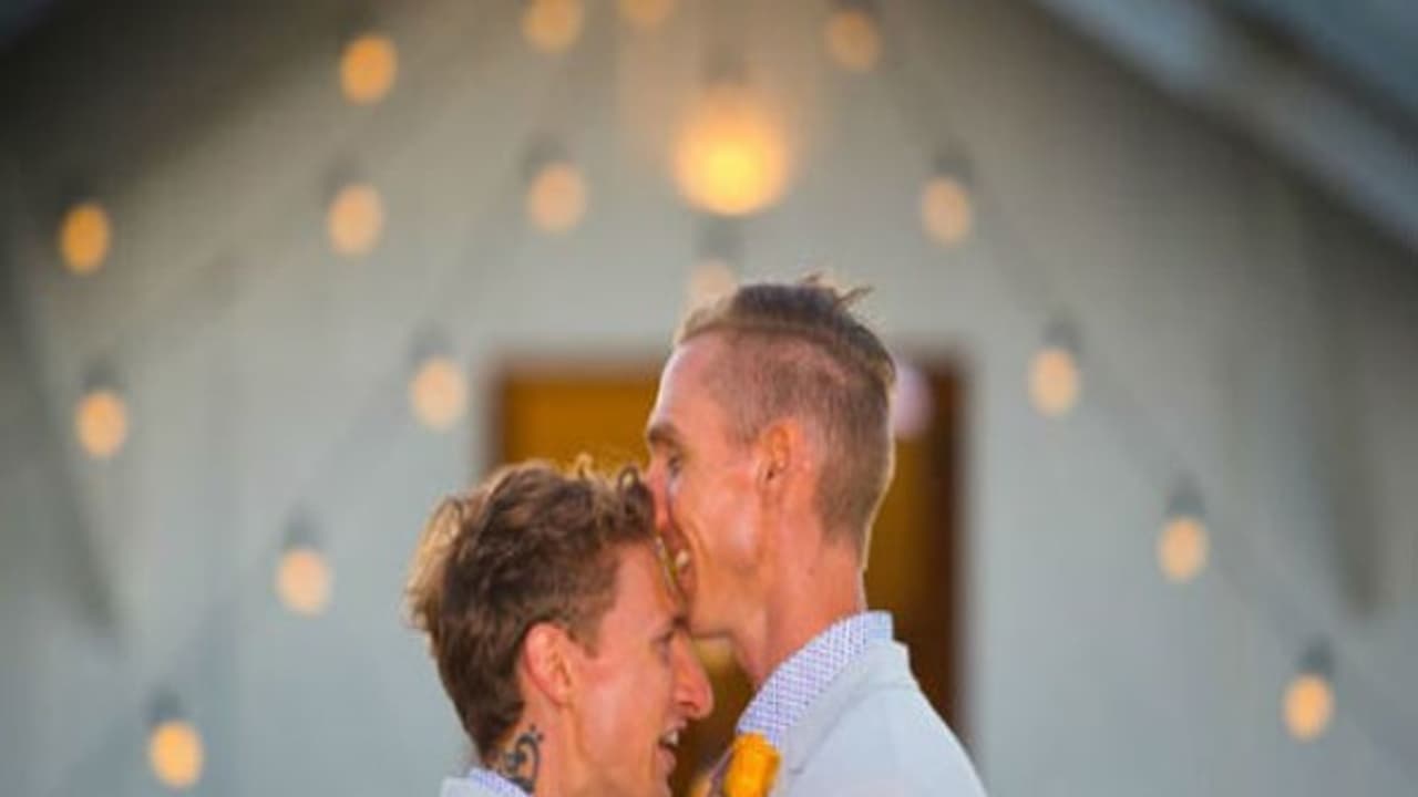 ஓரின சேர்க்கை திருமணம் செய்து கொண்ட விளையாட்டு வீரர்கள்..! ஓரின சேர்க்கை திருமணம் செய்து கொண்ட விளையாட்டு வீரர்கள்..!