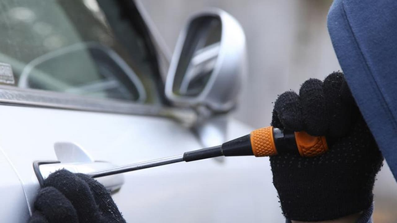 పోలీసులకే సవాల్ విసిరిన కార్ల దొంగ సత్యేంద్ర సింగ్ షెకావత్ అరెస్టు పోలీసులకే సవాల్ విసిరిన కార్ల దొంగ సత్యేంద్ర సింగ్ షెకావత్ అరెస్టు