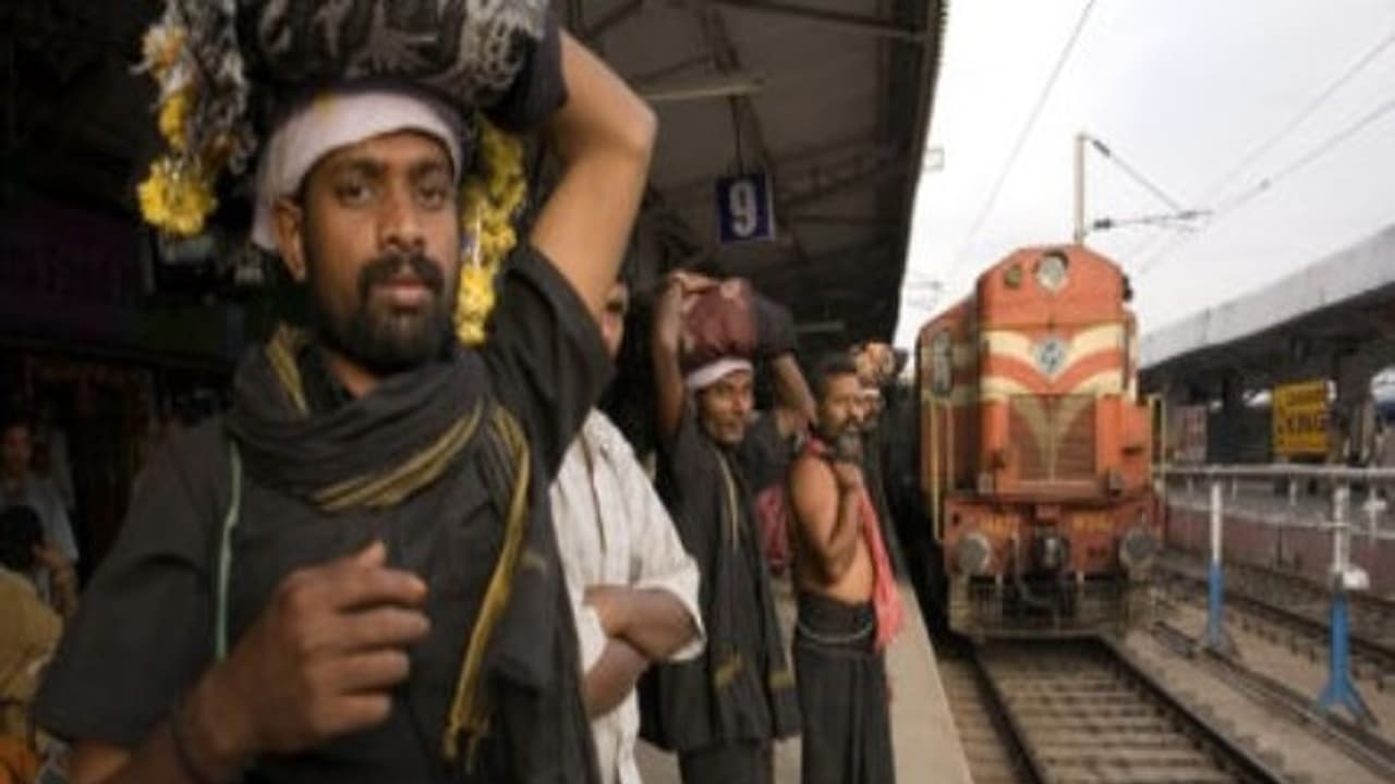 ശബരിമല സ്പെഷ്യൽ ട്രെയിനിലെ അമിത നിരക്ക്; ഇടപെട്ട് ഹൈക്കോടതി, റെയിൽവേക്ക് നോട്ടീസ് ശബരിമല സ്പെഷ്യൽ ട്രെയിനിലെ അമിത നിരക്ക്; ഇടപെട്ട് ഹൈക്കോടതി, റെയിൽവേക്ക് നോട്ടീസ്