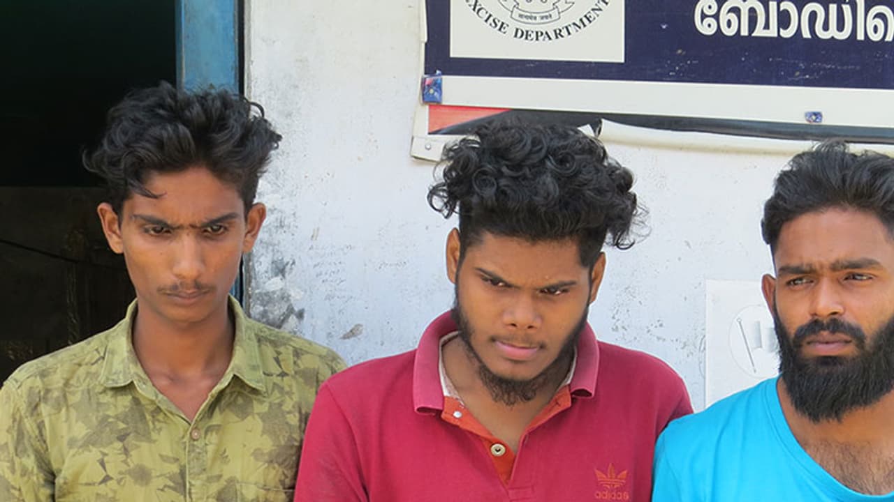 ഇടുക്കിയില് ബൈക്കില് കഞ്ചാവ് കടത്തുവാന് ശ്രമിച്ച മൂന്ന് യുവാക്കള് പിടിയില് ഇടുക്കിയില് ബൈക്കില് കഞ്ചാവ് കടത്തുവാന് ശ്രമിച്ച മൂന്ന് യുവാക്കള് പിടിയില്