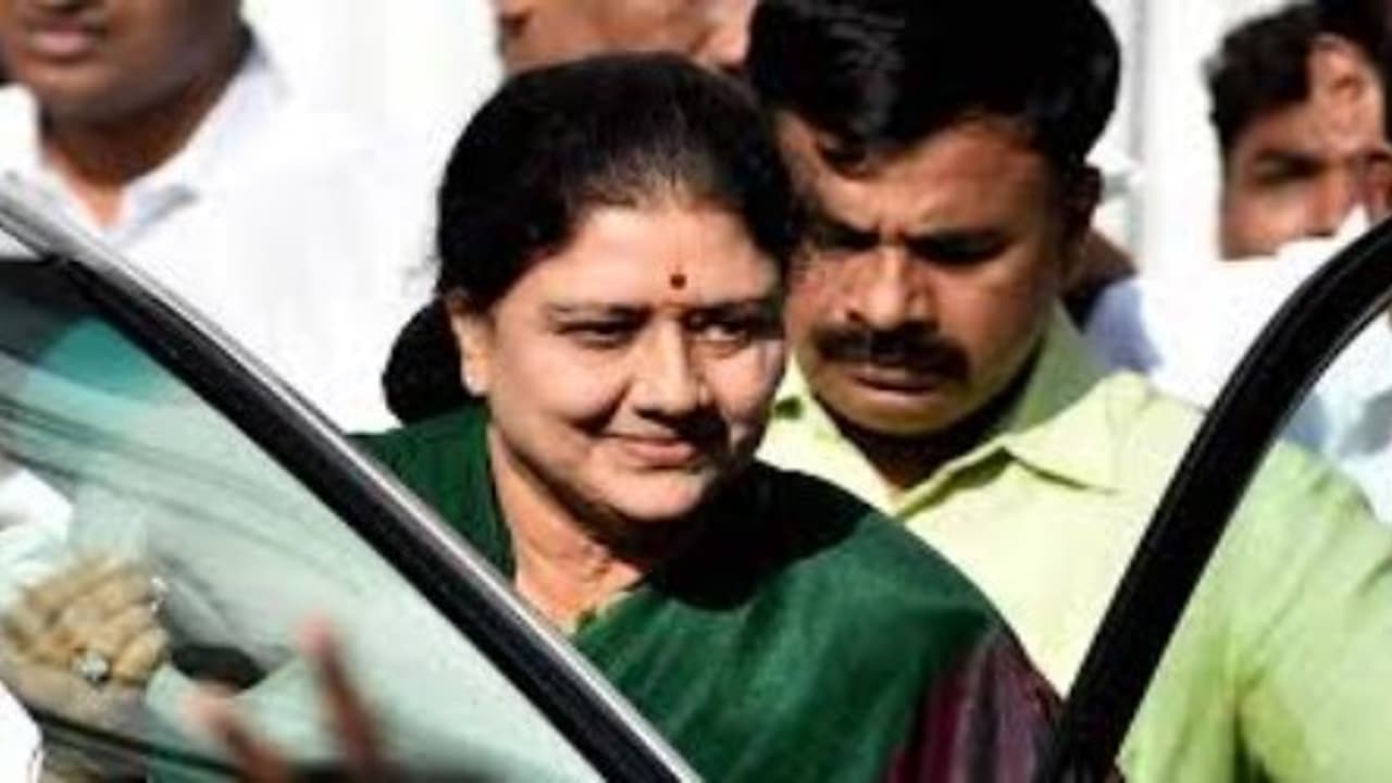 சசிகலா 13 நாட்கள் மட்டும் தான் ஜெயிலுக்குள் இருந்தாராம்…. கொஞ்சம் கொஞ்சமாக லீக் ஆகும் அதிர்ச்சி தகவல்கள்… சசிகலா 13 நாட்கள் மட்டும் தான் ஜெயிலுக்குள் இருந்தாராம்…. கொஞ்சம் கொஞ்சமாக லீக் ஆகும் அதிர்ச்சி தகவல்கள்…