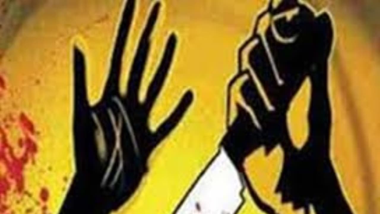 வேலைக்கு சென்ற மனைவியை தேடிச் சென்று அரிவாளால் வெட்டிய கணவன்! வேலைக்கு சென்ற மனைவியை தேடிச் சென்று அரிவாளால் வெட்டிய கணவன்!