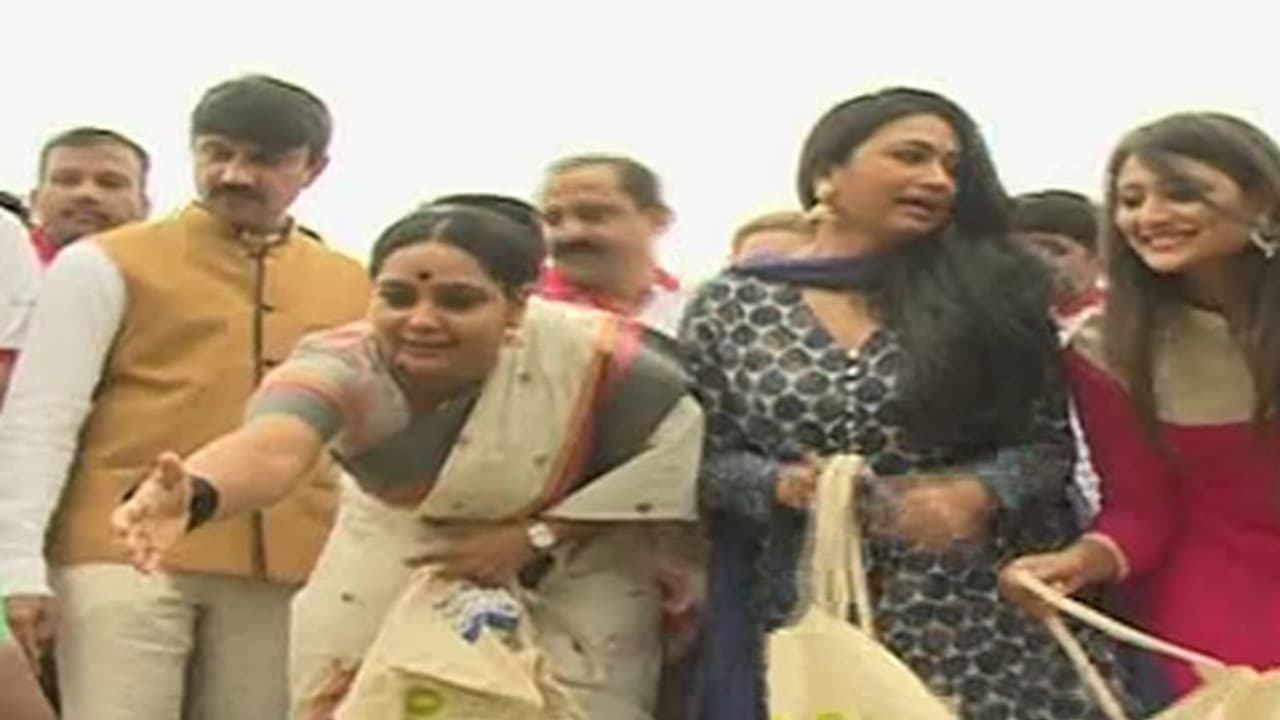 ಶಾಪಿಂಗ್ ಫೆಸ್ಟಿವಲ್'ಗೆ ರಂಗು ತುಂಬಿದ ನಟಿಯರು ಶಾಪಿಂಗ್ ಫೆಸ್ಟಿವಲ್'ಗೆ ರಂಗು ತುಂಬಿದ ನಟಿಯರು